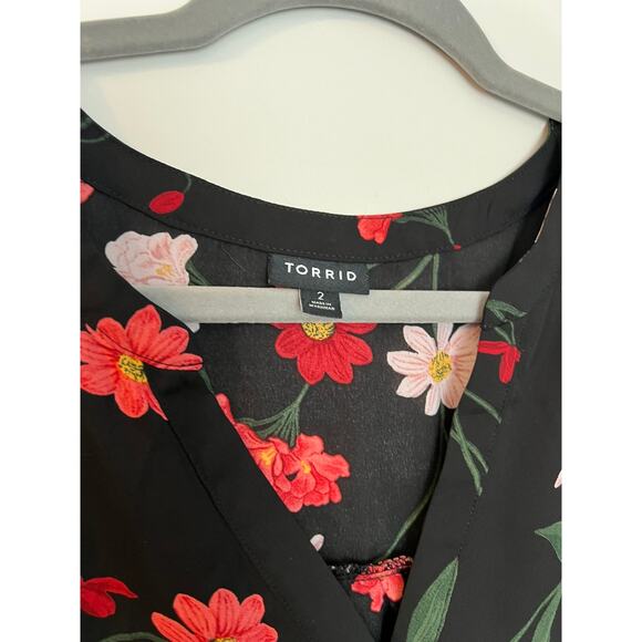 Torrid 2X Plus Size Top Black Floral Print V Neck Neckline Short Sleeve EUC - Picture 3 of 4